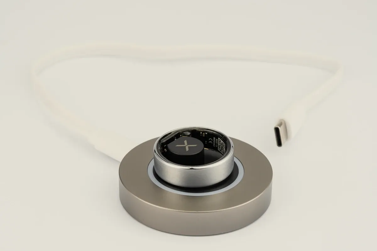 Magnetisches Ladecase des MYnextRING SKY mit eingelegtem Ring und USB-C-Kabel