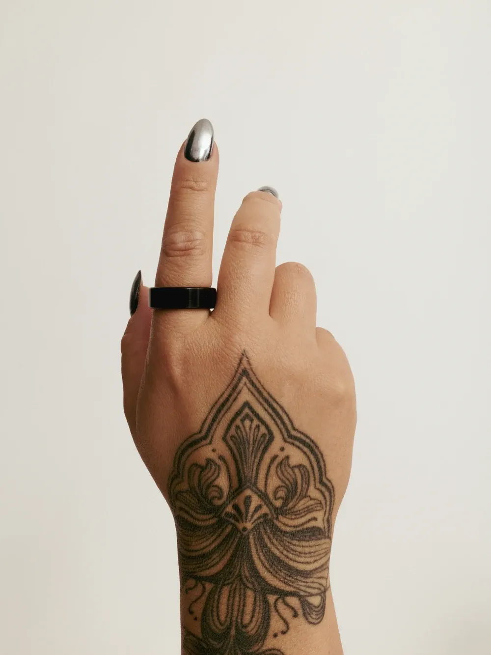 Hand von Sophia Thiel mit dem MYnextRING SKY in Schwarz